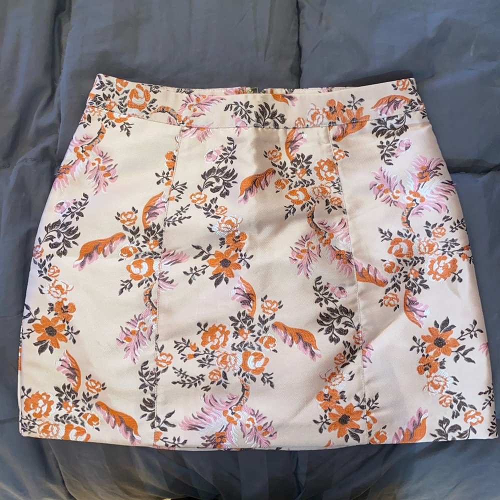 Beautiful patterned silky skirt!